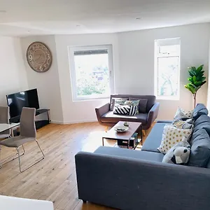 Holiday home City Centre Entire House With Parking